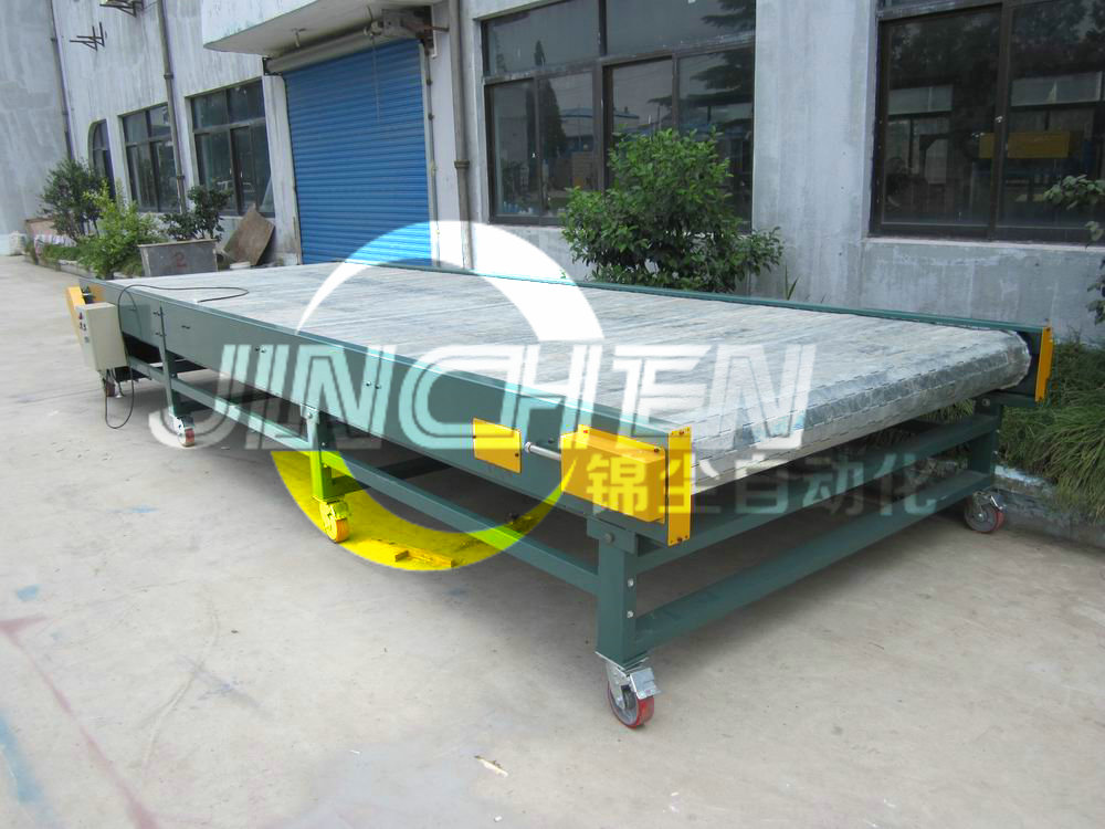 放在車(chē)間門(mén)口的排屑鏈板輸送機