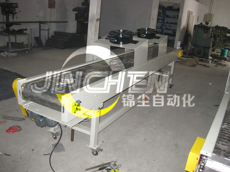 放在車(chē)間里的排屑鏈板機